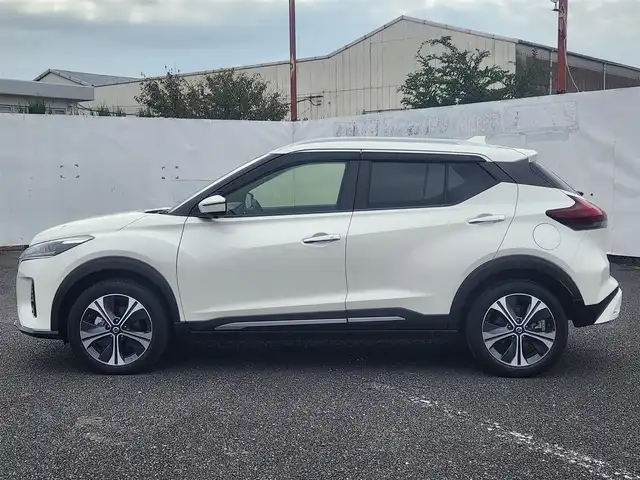 日産 キックス X ツートーンインテリアED 茨城県 2021(令3)年 6.3万km ブリリアントホワイトパール ストラーダナビ/フルセグTV/アラウンドビューモニター/ビルトインETC/ドライブレコーダー/インテリジェントクルーズコントロール/セーフティアシスト/・プロパイロット/・エマージェンシーブレーキ/・車線逸脱防止支援システム/・踏み間違い衝突防止アシスト/・ハイビームアシスト/デジタルルームミラー/LEDヘッドランプ/革巻きステアリング/ステアリングヒーター/ツートーン合皮シート/前席シートヒーター/純正17インチアルミホイール/スマートキー/プッシュエンジンスターター/禁煙車