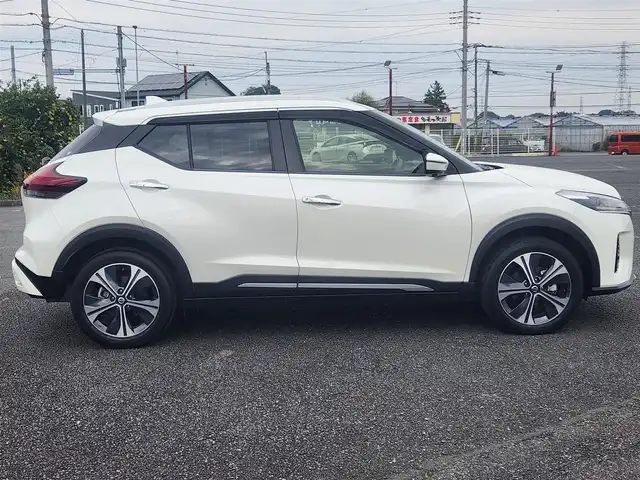日産 キックス X ツートーンインテリアED 茨城県 2021(令3)年 6.3万km ブリリアントホワイトパール ストラーダナビ/フルセグTV/アラウンドビューモニター/ビルトインETC/ドライブレコーダー/インテリジェントクルーズコントロール/セーフティアシスト/・プロパイロット/・エマージェンシーブレーキ/・車線逸脱防止支援システム/・踏み間違い衝突防止アシスト/・ハイビームアシスト/デジタルルームミラー/LEDヘッドランプ/革巻きステアリング/ステアリングヒーター/ツートーン合皮シート/前席シートヒーター/純正17インチアルミホイール/スマートキー/プッシュエンジンスターター/禁煙車
