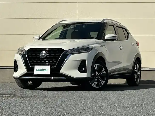 日産 キックス X ツートーンインテリアED 茨城県 2021(令3)年 6.3万km ブリリアントホワイトパール 社外ナビ（Bluetooth/フルセグ/CD/DVD)/アラウンドビューモニター/ビルトインETC/ドライブレコーダー/インテリジェントクルーズコントロール/セーフティアシスト/・プロパイロット/・エマージェンシーブレーキ/・車線逸脱防止支援システム/・踏み間違い衝突防止アシスト/・ハイビームアシスト/デジタルルームミラー/LEDヘッドランプ/革巻きステアリング/ステアリングヒーター/ツートーン合皮シート/前席シートヒーター/純正17インチアルミホイール/スマートキー/プッシュエンジンスターター/禁煙車