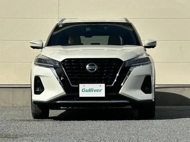 日産 キックス X ツートーンインテリアED 茨城県 2021(令3)年 6.3万km ブリリアントホワイトパール 社外ナビ（Bluetooth/フルセグ/CD/DVD)/アラウンドビューモニター/ビルトインETC/ドライブレコーダー/インテリジェントクルーズコントロール/セーフティアシスト/・プロパイロット/・エマージェンシーブレーキ/・車線逸脱防止支援システム/・踏み間違い衝突防止アシスト/・ハイビームアシスト/デジタルルームミラー/LEDヘッドランプ/革巻きステアリング/ステアリングヒーター/ツートーン合皮シート/前席シートヒーター/純正17インチアルミホイール/スマートキー/プッシュエンジンスターター/禁煙車