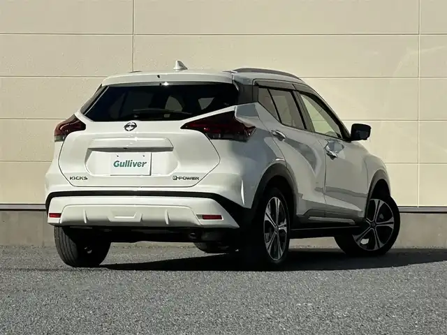 日産 キックス X ツートーンインテリアED 茨城県 2021(令3)年 6.3万km ブリリアントホワイトパール 社外ナビ（Bluetooth/フルセグ/CD/DVD)/アラウンドビューモニター/ビルトインETC/ドライブレコーダー/インテリジェントクルーズコントロール/セーフティアシスト/・プロパイロット/・エマージェンシーブレーキ/・車線逸脱防止支援システム/・踏み間違い衝突防止アシスト/・ハイビームアシスト/デジタルルームミラー/LEDヘッドランプ/革巻きステアリング/ステアリングヒーター/ツートーン合皮シート/前席シートヒーター/純正17インチアルミホイール/スマートキー/プッシュエンジンスターター/禁煙車