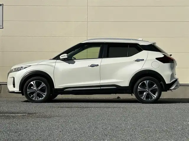 日産 キックス X ツートーンインテリアED 茨城県 2021(令3)年 6.3万km ブリリアントホワイトパール 社外ナビ（Bluetooth/フルセグ/CD/DVD)/アラウンドビューモニター/ビルトインETC/ドライブレコーダー/インテリジェントクルーズコントロール/セーフティアシスト/・プロパイロット/・エマージェンシーブレーキ/・車線逸脱防止支援システム/・踏み間違い衝突防止アシスト/・ハイビームアシスト/デジタルルームミラー/LEDヘッドランプ/革巻きステアリング/ステアリングヒーター/ツートーン合皮シート/前席シートヒーター/純正17インチアルミホイール/スマートキー/プッシュエンジンスターター/禁煙車