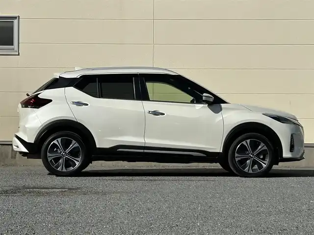 日産 キックス X ツートーンインテリアED 茨城県 2021(令3)年 6.3万km ブリリアントホワイトパール 社外ナビ（Bluetooth/フルセグ/CD/DVD)/アラウンドビューモニター/ビルトインETC/ドライブレコーダー/インテリジェントクルーズコントロール/セーフティアシスト/・プロパイロット/・エマージェンシーブレーキ/・車線逸脱防止支援システム/・踏み間違い衝突防止アシスト/・ハイビームアシスト/デジタルルームミラー/LEDヘッドランプ/革巻きステアリング/ステアリングヒーター/ツートーン合皮シート/前席シートヒーター/純正17インチアルミホイール/スマートキー/プッシュエンジンスターター/禁煙車