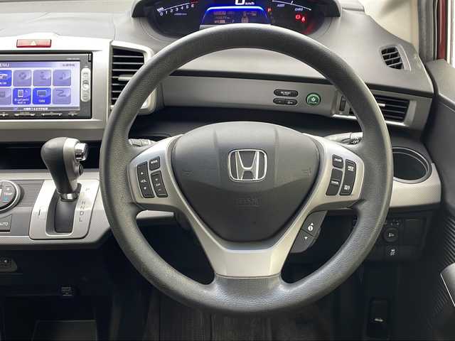 ホンダ フリード ハイブリット ジャストセレクション 沖縄県 2015(平27)年 6.6万km プレミアムディープロッソパール 純正ナビ(VXM-155VSi)/（TV/ＡＭ／ＦＭ／DVD／Bluetooth）/バックカメラ　/ビルトインＥＴＣ/クルーズコントロール　　/ステアリングスイッチ/両側パワースライドドア　/横滑り防止装置　/盗難防止装置　/純正フロアマット　/オートエアコン/オートライト/パワーステアリング/パワーウィンドウ