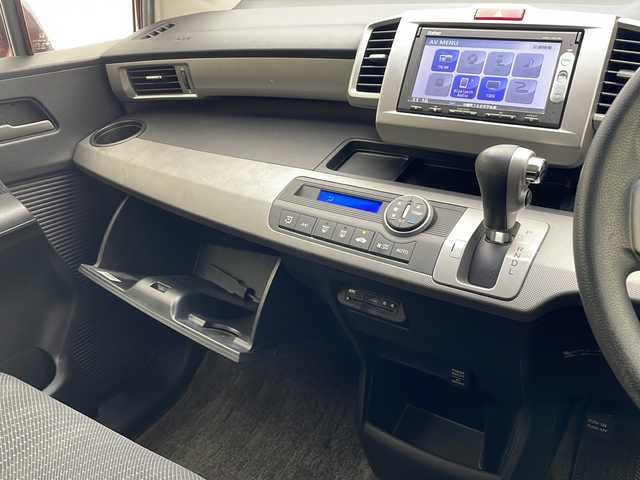 ホンダ フリード ハイブリット ジャストセレクション 沖縄県 2015(平27)年 6.6万km プレミアムディープロッソパール 純正ナビ(VXM-155VSi)/（TV/ＡＭ／ＦＭ／DVD／Bluetooth）/バックカメラ　/ビルトインＥＴＣ/クルーズコントロール　　/ステアリングスイッチ/両側パワースライドドア　/横滑り防止装置　/盗難防止装置　/純正フロアマット　/オートエアコン/オートライト/パワーステアリング/パワーウィンドウ