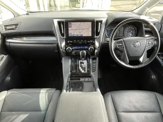 トヨタ アルファードハイブリット SR 道央・札幌 2020(令2)年 4.9万km ホワイトパールクリスタルシャイン ・4WD/・衝突軽減ブレーキ/・純正ナビ/BT&USB&フルセグTV/・バックカメラ/・両側パワースライドドア/・パワーバックドア/・フリップダウンモニター/・エアロパーツ(フロント、サイド、リアアンダー)/・レザーシート/・前席両側シートヒーター/・前席両側エアシート/・前席両側パワーシート/・D席のみメモリシート/・オットマン(N席・2列目)/・サンシェード/・ウォークスルー/・ハンズフリー/・ステアリングスイッチ/・前後コーナーセンサー/・前後クリアランスソナー/・レーダークルーズコントロール/・前後ドライブレコーダー/・ETC/・デジタルインナーミラー/・横滑り防止装置/・レーンキープアシスト/・盗難防止装置/・オートライト/・オートマチックハイビーム/・LEDヘッドライト/・フォグランプ/・オートリトラミラー/・ウィンカーミラー/・純正フロアマット/・純正AW付夏タイヤ