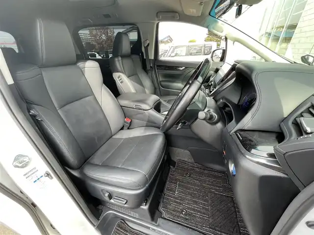 トヨタ アルファードハイブリット SR 道央・札幌 2020(令2)年 4.9万km ホワイトパールクリスタルシャイン ・4WD/・衝突軽減ブレーキ/・純正ナビ/BT&USB&フルセグTV/・バックカメラ/・両側パワースライドドア/・パワーバックドア/・フリップダウンモニター/・エアロパーツ(フロント、サイド、リアアンダー)/・レザーシート/・前席両側シートヒーター/・前席両側エアシート/・前席両側パワーシート/・D席のみメモリシート/・オットマン(N席・2列目)/・サンシェード/・ウォークスルー/・ハンズフリー/・ステアリングスイッチ/・前後コーナーセンサー/・前後クリアランスソナー/・レーダークルーズコントロール/・前後ドライブレコーダー/・ETC/・デジタルインナーミラー/・横滑り防止装置/・レーンキープアシスト/・盗難防止装置/・オートライト/・オートマチックハイビーム/・LEDヘッドライト/・フォグランプ/・オートリトラミラー/・ウィンカーミラー/・純正フロアマット/・純正AW付夏タイヤ