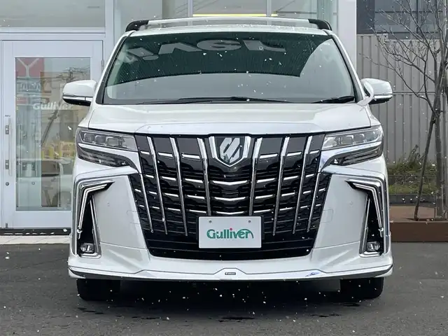 トヨタ アルファードハイブリット SR 道央・札幌 2020(令2)年 4.9万km ホワイトパールクリスタルシャイン ・4WD/・衝突軽減ブレーキ/・純正ナビ/BT&USB&フルセグTV/・バックカメラ/・両側パワースライドドア/・パワーバックドア/・フリップダウンモニター/・エアロパーツ(フロント、サイド、リアアンダー)/・レザーシート/・前席両側シートヒーター/・前席両側エアシート/・前席両側パワーシート/・D席のみメモリシート/・オットマン(N席・2列目)/・サンシェード/・ウォークスルー/・ハンズフリー/・ステアリングスイッチ/・前後コーナーセンサー/・前後クリアランスソナー/・レーダークルーズコントロール/・前後ドライブレコーダー/・ETC/・デジタルインナーミラー/・横滑り防止装置/・レーンキープアシスト/・盗難防止装置/・オートライト/・オートマチックハイビーム/・LEDヘッドライト/・フォグランプ/・オートリトラミラー/・ウィンカーミラー/・純正フロアマット/・純正AW付夏タイヤ