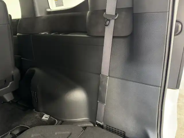 ホンダ ステップワゴン スパーダ eHEV プレミアムライン 三重県 2022(令4)年 3万km プラチナホワイトパール ハイブリッド/FF/MTモード付インパネCVT/純正 11.4インチナビ LXM-237VFLi/（CD/DVD/FM/AM/TV/Music Rack/SD/USB/iPod/Bluetooth/CarPlay/AndroidAuto）/純正 15.6インチ 後席ディスプレイ VM-231FE/【OP】マルチビューカメラシステム/両側パワースライドドア/ドライブレコーダー 前後/ETC/Honda SENSING/・衝突軽減ブレーキ/・車線維持支援システム/・路外逸脱抑制機能/・渋滞追従機能付アダプティブクルーズコントロール＆トラフィックジャムアシスト/・ブラインドスポットインフォメーション/・先行車発進お知らせ機能/・オートハイビーム・アダプティブドライビングビーム/・誤発進抑制機能（前・後）/・パーキングセンサー（前後）/など/装備/・2列目オットマンシート/・パワーテールゲート/・ハーフレザー/・シートヒーター（D/N/2nd）/・左右、後席独立オートエアコン/・電子パーキングブレーキ＆ブレーキホールド機能/・ステアリングスイッチ/・パドルシフト/・オートライト/・LEDヘッドライト＆フォグライト/・プッシュスタート/・スマートキーx2/・保/取/ナビ取/など