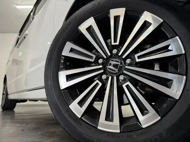 ホンダ ステップワゴン スパーダ eHEV プレミアムライン 三重県 2022(令4)年 3万km プラチナホワイトパール ハイブリッド/FF/MTモード付インパネCVT/純正 11.4インチナビ LXM-237VFLi/（CD/DVD/FM/AM/TV/Music Rack/SD/USB/iPod/Bluetooth/CarPlay/AndroidAuto）/純正 15.6インチ 後席ディスプレイ VM-231FE/【OP】マルチビューカメラシステム/両側パワースライドドア/ドライブレコーダー 前後/ETC/Honda SENSING/・衝突軽減ブレーキ/・車線維持支援システム/・路外逸脱抑制機能/・渋滞追従機能付アダプティブクルーズコントロール＆トラフィックジャムアシスト/・ブラインドスポットインフォメーション/・先行車発進お知らせ機能/・オートハイビーム・アダプティブドライビングビーム/・誤発進抑制機能（前・後）/・パーキングセンサー（前後）/など/装備/・2列目オットマンシート/・パワーテールゲート/・ハーフレザー/・シートヒーター（D/N/2nd）/・左右、後席独立オートエアコン/・電子パーキングブレーキ＆ブレーキホールド機能/・ステアリングスイッチ/・パドルシフト/・オートライト/・LEDヘッドライト＆フォグライト/・プッシュスタート/・スマートキーx2/・保/取/ナビ取/など
