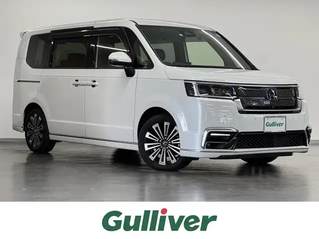 ホンダ ステップワゴン スパーダ eHEV プレミアムライン 三重県 2022(令4)年 3万km プラチナホワイトパール ハイブリッド/FF/MTモード付インパネCVT/純正 11.4インチナビ LXM-237VFLi/（CD/DVD/FM/AM/TV/Music Rack/SD/USB/iPod/Bluetooth/CarPlay/AndroidAuto）/純正 15.6インチ 後席ディスプレイ VM-231FE/【OP】マルチビューカメラシステム/両側パワースライドドア/ドライブレコーダー 前後/ETC/Honda SENSING/・衝突軽減ブレーキ/・車線維持支援システム/・路外逸脱抑制機能/・渋滞追従機能付アダプティブクルーズコントロール＆トラフィックジャムアシスト/・ブラインドスポットインフォメーション/・先行車発進お知らせ機能/・オートハイビーム・アダプティブドライビングビーム/・誤発進抑制機能（前・後）/・パーキングセンサー（前後）/など/装備/・2列目オットマンシート/・パワーテールゲート/・ハーフレザー/・シートヒーター（D/N/2nd）/・左右、後席独立オートエアコン/・電子パーキングブレーキ＆ブレーキホールド機能/・ステアリングスイッチ/・パドルシフト/・オートライト/・LEDヘッドライト＆フォグライト/・プッシュスタート/・スマートキーx2/・保/取/ナビ取/など