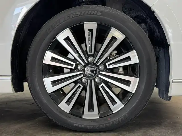 ホンダ ステップワゴン スパーダ eHEV プレミアムライン 三重県 2022(令4)年 3万km プラチナホワイトパール ハイブリッド/FF/MTモード付インパネCVT/純正 11.4インチナビ LXM-237VFLi/（CD/DVD/FM/AM/TV/Music Rack/SD/USB/iPod/Bluetooth/CarPlay/AndroidAuto）/純正 15.6インチ 後席ディスプレイ VM-231FE/【OP】マルチビューカメラシステム/両側パワースライドドア/ドライブレコーダー 前後/ETC/Honda SENSING/・衝突軽減ブレーキ/・車線維持支援システム/・路外逸脱抑制機能/・渋滞追従機能付アダプティブクルーズコントロール＆トラフィックジャムアシスト/・ブラインドスポットインフォメーション/・先行車発進お知らせ機能/・オートハイビーム・アダプティブドライビングビーム/・誤発進抑制機能（前・後）/・パーキングセンサー（前後）/など/装備/・2列目オットマンシート/・パワーテールゲート/・ハーフレザー/・シートヒーター（D/N/2nd）/・左右、後席独立オートエアコン/・電子パーキングブレーキ＆ブレーキホールド機能/・ステアリングスイッチ/・パドルシフト/・オートライト/・LEDヘッドライト＆フォグライト/・プッシュスタート/・スマートキーx2/・保/取/ナビ取/など