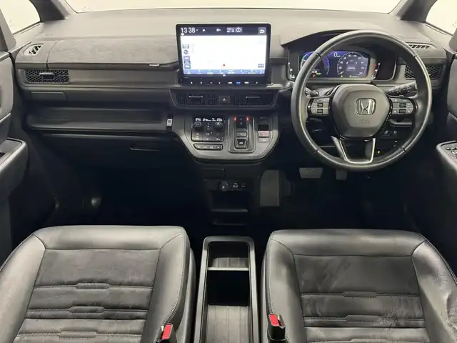 ホンダ ステップワゴン スパーダ eHEV プレミアムライン 三重県 2022(令4)年 3万km プラチナホワイトパール ハイブリッド/FF/MTモード付インパネCVT/純正 11.4インチナビ LXM-237VFLi/（CD/DVD/FM/AM/TV/Music Rack/SD/USB/iPod/Bluetooth/CarPlay/AndroidAuto）/純正 15.6インチ 後席ディスプレイ VM-231FE/【OP】マルチビューカメラシステム/両側パワースライドドア/ドライブレコーダー 前後/ETC/Honda SENSING/・衝突軽減ブレーキ/・車線維持支援システム/・路外逸脱抑制機能/・渋滞追従機能付アダプティブクルーズコントロール＆トラフィックジャムアシスト/・ブラインドスポットインフォメーション/・先行車発進お知らせ機能/・オートハイビーム・アダプティブドライビングビーム/・誤発進抑制機能（前・後）/・パーキングセンサー（前後）/など/装備/・2列目オットマンシート/・パワーテールゲート/・ハーフレザー/・シートヒーター（D/N/2nd）/・左右、後席独立オートエアコン/・電子パーキングブレーキ＆ブレーキホールド機能/・ステアリングスイッチ/・パドルシフト/・オートライト/・LEDヘッドライト＆フォグライト/・プッシュスタート/・スマートキーx2/・保/取/ナビ取/など