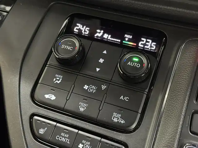 ホンダ ステップワゴン スパーダ eHEV プレミアムライン 三重県 2022(令4)年 3万km プラチナホワイトパール ハイブリッド/FF/MTモード付インパネCVT/純正 11.4インチナビ LXM-237VFLi/（CD/DVD/FM/AM/TV/Music Rack/SD/USB/iPod/Bluetooth/CarPlay/AndroidAuto）/純正 15.6インチ 後席ディスプレイ VM-231FE/【OP】マルチビューカメラシステム/両側パワースライドドア/ドライブレコーダー 前後/ETC/Honda SENSING/・衝突軽減ブレーキ/・車線維持支援システム/・路外逸脱抑制機能/・渋滞追従機能付アダプティブクルーズコントロール＆トラフィックジャムアシスト/・ブラインドスポットインフォメーション/・先行車発進お知らせ機能/・オートハイビーム・アダプティブドライビングビーム/・誤発進抑制機能（前・後）/・パーキングセンサー（前後）/など/装備/・2列目オットマンシート/・パワーテールゲート/・ハーフレザー/・シートヒーター（D/N/2nd）/・左右、後席独立オートエアコン/・電子パーキングブレーキ＆ブレーキホールド機能/・ステアリングスイッチ/・パドルシフト/・オートライト/・LEDヘッドライト＆フォグライト/・プッシュスタート/・スマートキーx2/・保/取/ナビ取/など