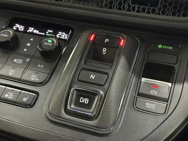 ホンダ ステップワゴン スパーダ eHEV プレミアムライン 三重県 2022(令4)年 3万km プラチナホワイトパール ハイブリッド/FF/MTモード付インパネCVT/純正 11.4インチナビ LXM-237VFLi/（CD/DVD/FM/AM/TV/Music Rack/SD/USB/iPod/Bluetooth/CarPlay/AndroidAuto）/純正 15.6インチ 後席ディスプレイ VM-231FE/【OP】マルチビューカメラシステム/両側パワースライドドア/ドライブレコーダー 前後/ETC/Honda SENSING/・衝突軽減ブレーキ/・車線維持支援システム/・路外逸脱抑制機能/・渋滞追従機能付アダプティブクルーズコントロール＆トラフィックジャムアシスト/・ブラインドスポットインフォメーション/・先行車発進お知らせ機能/・オートハイビーム・アダプティブドライビングビーム/・誤発進抑制機能（前・後）/・パーキングセンサー（前後）/など/装備/・2列目オットマンシート/・パワーテールゲート/・ハーフレザー/・シートヒーター（D/N/2nd）/・左右、後席独立オートエアコン/・電子パーキングブレーキ＆ブレーキホールド機能/・ステアリングスイッチ/・パドルシフト/・オートライト/・LEDヘッドライト＆フォグライト/・プッシュスタート/・スマートキーx2/・保/取/ナビ取/など