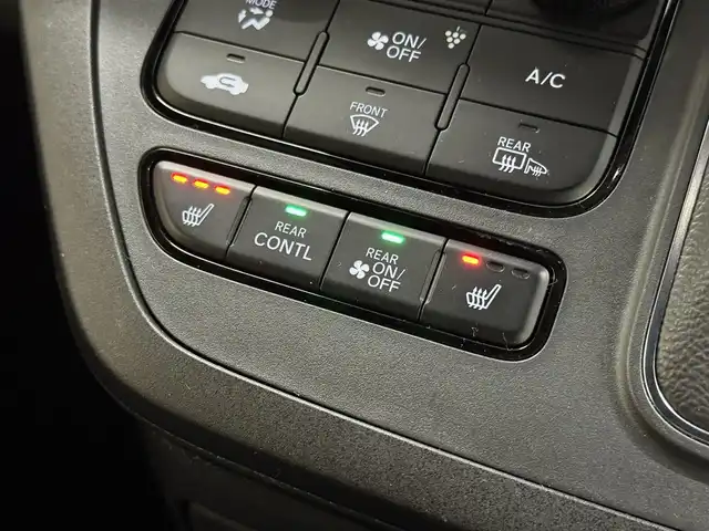 ホンダ ステップワゴン スパーダ eHEV プレミアムライン 三重県 2022(令4)年 3万km プラチナホワイトパール ハイブリッド/FF/MTモード付インパネCVT/純正 11.4インチナビ LXM-237VFLi/（CD/DVD/FM/AM/TV/Music Rack/SD/USB/iPod/Bluetooth/CarPlay/AndroidAuto）/純正 15.6インチ 後席ディスプレイ VM-231FE/【OP】マルチビューカメラシステム/両側パワースライドドア/ドライブレコーダー 前後/ETC/Honda SENSING/・衝突軽減ブレーキ/・車線維持支援システム/・路外逸脱抑制機能/・渋滞追従機能付アダプティブクルーズコントロール＆トラフィックジャムアシスト/・ブラインドスポットインフォメーション/・先行車発進お知らせ機能/・オートハイビーム・アダプティブドライビングビーム/・誤発進抑制機能（前・後）/・パーキングセンサー（前後）/など/装備/・2列目オットマンシート/・パワーテールゲート/・ハーフレザー/・シートヒーター（D/N/2nd）/・左右、後席独立オートエアコン/・電子パーキングブレーキ＆ブレーキホールド機能/・ステアリングスイッチ/・パドルシフト/・オートライト/・LEDヘッドライト＆フォグライト/・プッシュスタート/・スマートキーx2/・保/取/ナビ取/など