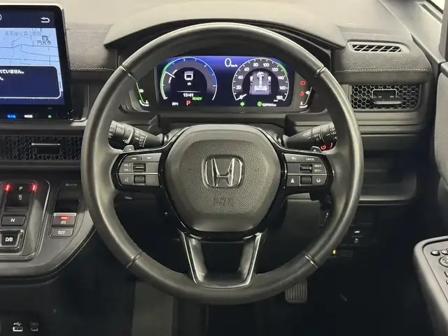 ホンダ ステップワゴン スパーダ eHEV プレミアムライン 三重県 2022(令4)年 3万km プラチナホワイトパール ハイブリッド/FF/MTモード付インパネCVT/純正 11.4インチナビ LXM-237VFLi/（CD/DVD/FM/AM/TV/Music Rack/SD/USB/iPod/Bluetooth/CarPlay/AndroidAuto）/純正 15.6インチ 後席ディスプレイ VM-231FE/【OP】マルチビューカメラシステム/両側パワースライドドア/ドライブレコーダー 前後/ETC/Honda SENSING/・衝突軽減ブレーキ/・車線維持支援システム/・路外逸脱抑制機能/・渋滞追従機能付アダプティブクルーズコントロール＆トラフィックジャムアシスト/・ブラインドスポットインフォメーション/・先行車発進お知らせ機能/・オートハイビーム・アダプティブドライビングビーム/・誤発進抑制機能（前・後）/・パーキングセンサー（前後）/など/装備/・2列目オットマンシート/・パワーテールゲート/・ハーフレザー/・シートヒーター（D/N/2nd）/・左右、後席独立オートエアコン/・電子パーキングブレーキ＆ブレーキホールド機能/・ステアリングスイッチ/・パドルシフト/・オートライト/・LEDヘッドライト＆フォグライト/・プッシュスタート/・スマートキーx2/・保/取/ナビ取/など