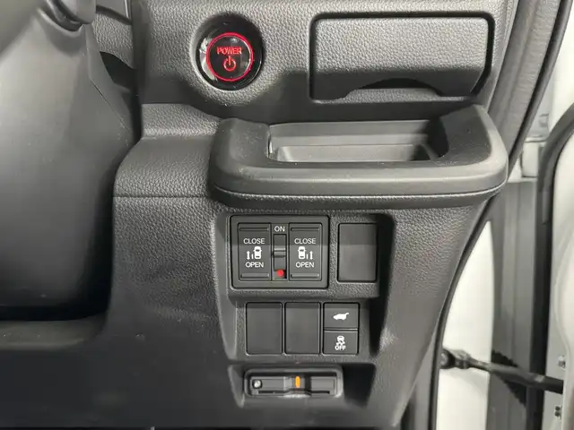 ホンダ ステップワゴン スパーダ eHEV プレミアムライン 三重県 2022(令4)年 3万km プラチナホワイトパール ハイブリッド/FF/MTモード付インパネCVT/純正 11.4インチナビ LXM-237VFLi/（CD/DVD/FM/AM/TV/Music Rack/SD/USB/iPod/Bluetooth/CarPlay/AndroidAuto）/純正 15.6インチ 後席ディスプレイ VM-231FE/【OP】マルチビューカメラシステム/両側パワースライドドア/ドライブレコーダー 前後/ETC/Honda SENSING/・衝突軽減ブレーキ/・車線維持支援システム/・路外逸脱抑制機能/・渋滞追従機能付アダプティブクルーズコントロール＆トラフィックジャムアシスト/・ブラインドスポットインフォメーション/・先行車発進お知らせ機能/・オートハイビーム・アダプティブドライビングビーム/・誤発進抑制機能（前・後）/・パーキングセンサー（前後）/など/装備/・2列目オットマンシート/・パワーテールゲート/・ハーフレザー/・シートヒーター（D/N/2nd）/・左右、後席独立オートエアコン/・電子パーキングブレーキ＆ブレーキホールド機能/・ステアリングスイッチ/・パドルシフト/・オートライト/・LEDヘッドライト＆フォグライト/・プッシュスタート/・スマートキーx2/・保/取/ナビ取/など