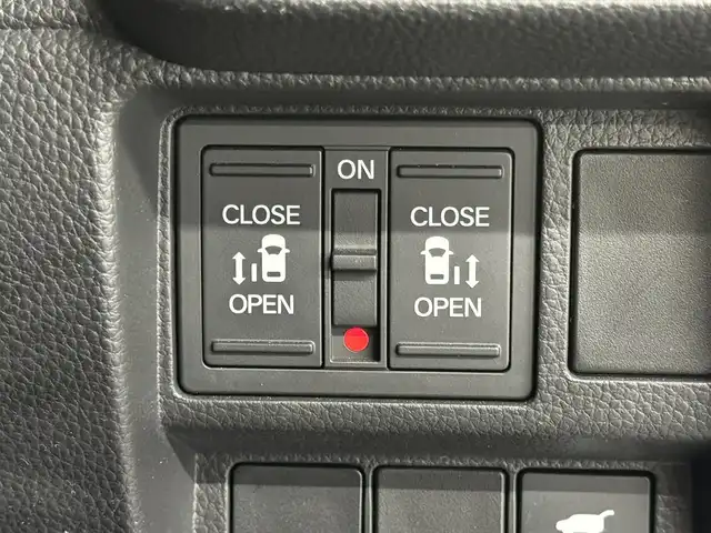 ホンダ ステップワゴン スパーダ eHEV プレミアムライン 三重県 2022(令4)年 3万km プラチナホワイトパール ハイブリッド/FF/MTモード付インパネCVT/純正 11.4インチナビ LXM-237VFLi/（CD/DVD/FM/AM/TV/Music Rack/SD/USB/iPod/Bluetooth/CarPlay/AndroidAuto）/純正 15.6インチ 後席ディスプレイ VM-231FE/【OP】マルチビューカメラシステム/両側パワースライドドア/ドライブレコーダー 前後/ETC/Honda SENSING/・衝突軽減ブレーキ/・車線維持支援システム/・路外逸脱抑制機能/・渋滞追従機能付アダプティブクルーズコントロール＆トラフィックジャムアシスト/・ブラインドスポットインフォメーション/・先行車発進お知らせ機能/・オートハイビーム・アダプティブドライビングビーム/・誤発進抑制機能（前・後）/・パーキングセンサー（前後）/など/装備/・2列目オットマンシート/・パワーテールゲート/・ハーフレザー/・シートヒーター（D/N/2nd）/・左右、後席独立オートエアコン/・電子パーキングブレーキ＆ブレーキホールド機能/・ステアリングスイッチ/・パドルシフト/・オートライト/・LEDヘッドライト＆フォグライト/・プッシュスタート/・スマートキーx2/・保/取/ナビ取/など