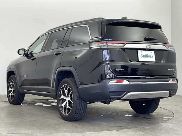 クライスラー・ジープ ジープ コマンダー リミテッド 兵庫県 2024(令6)年 0.7万km 黒 ・純正メモリーナビ/　Bluetoothオーディオ/　USB接続/　フルセグテレビ/・アラウンドビューモニター/・ETC2.0/・レーダークルーズコントロール/・衝突被害軽減システム/・ブラインドスポットモニター/・電動リアゲート/・前後ドライブレコーダー/・純正フロアマット/・パワーシート（運転席・助手席）/・メモリーシート（運転席）/・レザーシート/・シートヒーター（運転席・助手席）/・革巻きステアリング/・ステアリングヒーター/・ステアリングスイッチ/・ルーフレール/・純正18インチアルミホイール/・デジタルインナーミラー/・電動パーキングブレーキ/・オートブレーキホールド/・ABS/・横滑り防止機能/・前後コーナーセンサー/・レーンキープアシスト/・盗難防止装置/・オートライト/・オートマチックハイビーム/・LEDヘッドライト/・ダウンヒルアシストコントロール/・W＋サイドエアバック/・カーテンエアバック/・スマートキー/・スペアキー/・アイドリングストップ/・４WD/・AACエアコン