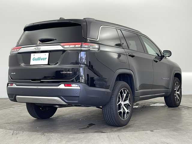 クライスラー・ジープ ジープ コマンダー リミテッド 兵庫県 2024(令6)年 0.7万km 黒 ・純正メモリーナビ/　Bluetoothオーディオ/　USB接続/　フルセグテレビ/・アラウンドビューモニター/・ETC2.0/・レーダークルーズコントロール/・衝突被害軽減システム/・ブラインドスポットモニター/・電動リアゲート/・前後ドライブレコーダー/・純正フロアマット/・パワーシート（運転席・助手席）/・メモリーシート（運転席）/・レザーシート/・シートヒーター（運転席・助手席）/・革巻きステアリング/・ステアリングヒーター/・ステアリングスイッチ/・ルーフレール/・純正18インチアルミホイール/・デジタルインナーミラー/・電動パーキングブレーキ/・オートブレーキホールド/・ABS/・横滑り防止機能/・前後コーナーセンサー/・レーンキープアシスト/・盗難防止装置/・オートライト/・オートマチックハイビーム/・LEDヘッドライト/・ダウンヒルアシストコントロール/・W＋サイドエアバック/・カーテンエアバック/・スマートキー/・スペアキー/・アイドリングストップ/・４WD/・AACエアコン
