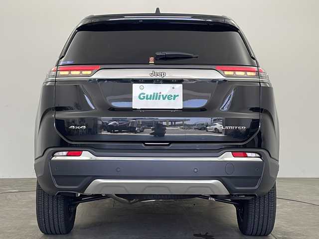 クライスラー・ジープ ジープ コマンダー リミテッド 兵庫県 2024(令6)年 0.7万km 黒 ・純正メモリーナビ/　Bluetoothオーディオ/　USB接続/　フルセグテレビ/・アラウンドビューモニター/・ETC2.0/・レーダークルーズコントロール/・衝突被害軽減システム/・ブラインドスポットモニター/・電動リアゲート/・前後ドライブレコーダー/・純正フロアマット/・パワーシート（運転席・助手席）/・メモリーシート（運転席）/・レザーシート/・シートヒーター（運転席・助手席）/・革巻きステアリング/・ステアリングヒーター/・ステアリングスイッチ/・ルーフレール/・純正18インチアルミホイール/・デジタルインナーミラー/・電動パーキングブレーキ/・オートブレーキホールド/・ABS/・横滑り防止機能/・前後コーナーセンサー/・レーンキープアシスト/・盗難防止装置/・オートライト/・オートマチックハイビーム/・LEDヘッドライト/・ダウンヒルアシストコントロール/・W＋サイドエアバック/・カーテンエアバック/・スマートキー/・スペアキー/・アイドリングストップ/・４WD/・AACエアコン