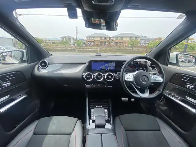 メルセデス・ベンツ Ｂ１８０ AMGライン 福岡県 2021(令3)年 2.2万km ポーラホワイト ・純正HDDナビ/フルセグTV/BT/USB/・バックカメラ/・レーダーセーフティパッケージ/・アクティブディスタンスアシスト ディストロニック/・アクティブブレーキアシスト/・アクティブレーンキーピングアシスト/・アクティブレーンチェンジングアシスト/・アクティブステアリングアシスト/・アクティブブラインドスポットアシスト/・パークトロニック/・アクティブパーキングアシスト/・ブラック合皮/アルカンターラコンビシート/・前席パワーシート/メモリーシート/シートヒーター/・フットトランクオープナー/・マルチビームLEDヘッドライト/・アダプティブハイビームアシストプラス/・ETC2.0/・純正前後ドライブレコーダー/・純正18インチ5ツインスポークAW/・スマートキー/・パドルシフト/・保証書/記録簿