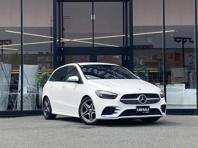 メルセデス・ベンツ Ｂ１８０ AMGライン 福岡県 2021(令3)年 2.2万km ポーラホワイト ・純正HDDナビ/フルセグTV/BT/USB/・バックカメラ/・レーダーセーフティパッケージ/・アクティブディスタンスアシスト ディストロニック/・アクティブブレーキアシスト/・アクティブレーンキーピングアシスト/・アクティブレーンチェンジングアシスト/・アクティブステアリングアシスト/・アクティブブラインドスポットアシスト/・パークトロニック/・アクティブパーキングアシスト/・ブラック合皮/アルカンターラコンビシート/・前席パワーシート/メモリーシート/シートヒーター/・フットトランクオープナー/・マルチビームLEDヘッドライト/・アダプティブハイビームアシストプラス/・ETC2.0/・純正前後ドライブレコーダー/・純正18インチ5ツインスポークAW/・スマートキー/・パドルシフト/・保証書/記録簿