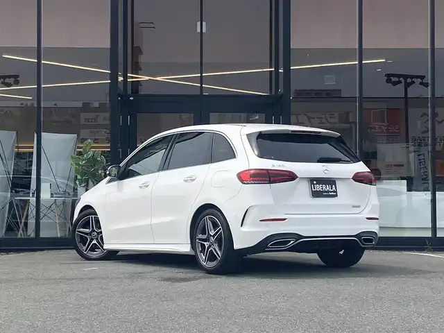 メルセデス・ベンツ Ｂ１８０ AMGライン 福岡県 2021(令3)年 2.2万km ポーラホワイト ・純正HDDナビ/フルセグTV/BT/USB/・バックカメラ/・レーダーセーフティパッケージ/・アクティブディスタンスアシスト ディストロニック/・アクティブブレーキアシスト/・アクティブレーンキーピングアシスト/・アクティブレーンチェンジングアシスト/・アクティブステアリングアシスト/・アクティブブラインドスポットアシスト/・パークトロニック/・アクティブパーキングアシスト/・ブラック合皮/アルカンターラコンビシート/・前席パワーシート/メモリーシート/シートヒーター/・フットトランクオープナー/・マルチビームLEDヘッドライト/・アダプティブハイビームアシストプラス/・ETC2.0/・純正前後ドライブレコーダー/・純正18インチ5ツインスポークAW/・スマートキー/・パドルシフト/・保証書/記録簿