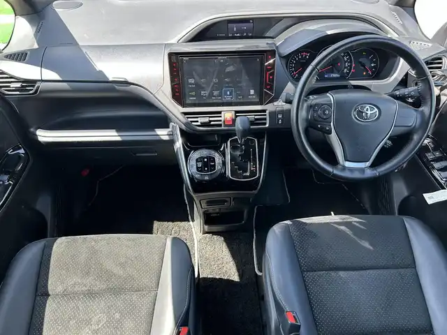 トヨタ ヴォクシー ZS 煌Ⅱ 奈良県 2020(令2)年 3.8万km ホワイトパールクリスタルシャイン ワンオーナー/社外10インチナビ(フルセグTV/AM・FM/CD/DVD/BT/AUX/HDMI)/バックカメラ/両側パワースライドドア/Toyota Safety Sense/プリクラッシュセーフティ/レーンディパーチャーアラート/クルーズコントロール/アイドリングストップ機能/ハーフレザーシート/後席サンシェード/純正フロアマット/純正16インチアルミホイール/スペアキー/フロントオートエアコン（左右独立温度コントロール）/リヤオートエアコン（リヤクーラー＋リヤヒーター）