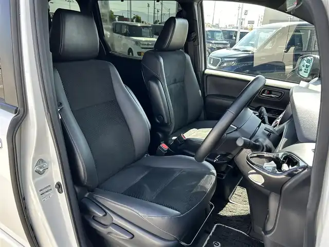 トヨタ ヴォクシー ZS 煌Ⅱ 奈良県 2020(令2)年 3.8万km ホワイトパールクリスタルシャイン ワンオーナー/社外10インチナビ(フルセグTV/AM・FM/CD/DVD/BT/AUX/HDMI)/バックカメラ/両側パワースライドドア/Toyota Safety Sense/プリクラッシュセーフティ/レーンディパーチャーアラート/クルーズコントロール/アイドリングストップ機能/ハーフレザーシート/後席サンシェード/純正フロアマット/純正16インチアルミホイール/スペアキー/フロントオートエアコン（左右独立温度コントロール）/リヤオートエアコン（リヤクーラー＋リヤヒーター）