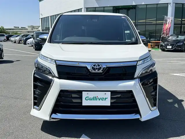 トヨタ ヴォクシー ZS 煌Ⅱ 奈良県 2020(令2)年 3.8万km ホワイトパールクリスタルシャイン ワンオーナー/社外10インチナビ(フルセグTV/AM・FM/CD/DVD/BT/AUX/HDMI)/バックカメラ/両側パワースライドドア/Toyota Safety Sense/プリクラッシュセーフティ/レーンディパーチャーアラート/クルーズコントロール/アイドリングストップ機能/ハーフレザーシート/後席サンシェード/純正フロアマット/純正16インチアルミホイール/スペアキー/フロントオートエアコン（左右独立温度コントロール）/リヤオートエアコン（リヤクーラー＋リヤヒーター）