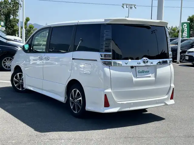 トヨタ ヴォクシー ZS 煌Ⅱ 奈良県 2020(令2)年 3.8万km ホワイトパールクリスタルシャイン ワンオーナー/社外10インチナビ(フルセグTV/AM・FM/CD/DVD/BT/AUX/HDMI)/バックカメラ/両側パワースライドドア/Toyota Safety Sense/プリクラッシュセーフティ/レーンディパーチャーアラート/クルーズコントロール/アイドリングストップ機能/ハーフレザーシート/後席サンシェード/純正フロアマット/純正16インチアルミホイール/スペアキー/フロントオートエアコン（左右独立温度コントロール）/リヤオートエアコン（リヤクーラー＋リヤヒーター）