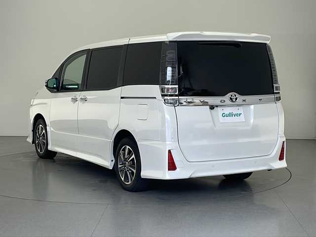 トヨタ ヴォクシー ZS 煌Ⅱ 長野県 2020(令2)年 3.8万km ホワイトパールクリスタルシャイン 社外10インチナビ/Bluetooth／CD／DVD／フルセグTV/バックカメラ/横滑り防止装置/衝突被害軽減システム/レーンキープアシスト/先行車発進告知/パーキングサポートブレーキ/前後コーナーセンサー/両側パワスラ/クルーズコントロール（追従走行無し）/純正16インチAW装着/純正フロアマット/ステアリングスイッチ/ハーフレザー/オートライト/LEDヘッドライト/スマートキー
