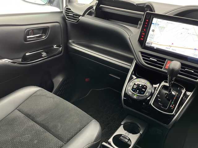 トヨタ ヴォクシー ZS 煌Ⅱ 長野県 2020(令2)年 3.8万km ホワイトパールクリスタルシャイン 社外10インチナビ/Bluetooth／CD／DVD／フルセグTV/バックカメラ/横滑り防止装置/衝突被害軽減システム/レーンキープアシスト/先行車発進告知/パーキングサポートブレーキ/前後コーナーセンサー/両側パワスラ/クルーズコントロール（追従走行無し）/純正16インチAW装着/純正フロアマット/ステアリングスイッチ/ハーフレザー/オートライト/LEDヘッドライト/スマートキー