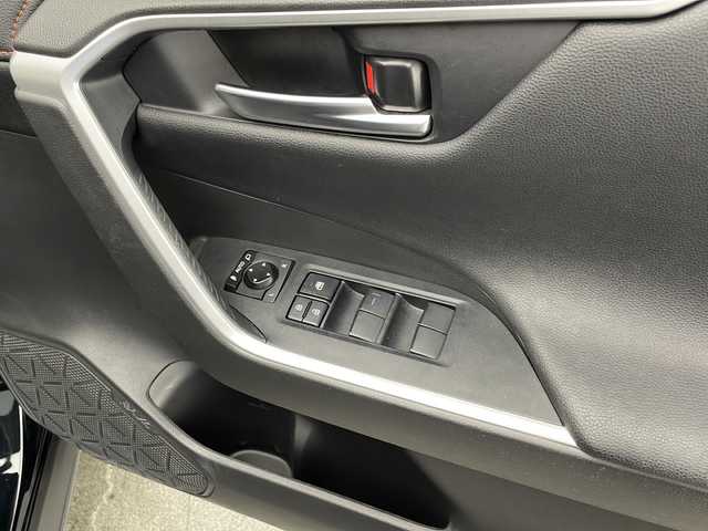 トヨタ ＲＡＶ４ アドベンチャー 宮崎県 2020(令2)年 6.5万km アティチュードブラックマイカ 禁煙車/トヨタセーフティセンス/純正9型ディスプレイオーディオナビTV/（T-CONNECT/AppleCarPlay/Bluetooth/FMAM/フルセグTV)/純正オートアラーム/純正ビルトインETC/純正LEDオートライト/純正LEDフォグ/純正19インチアルミ/純正フロアマット/社外前後ドライブレコーダー/サンルーフ/レザーシート/プリクラッシュセーフティ/アダプティブクルーズコントロール/オートマチックハイビーム/レーンディパーチャーアラート/ダウンヒルアシストコントロール/クリアランスソナー/ブラインドスポットモニター/パノラミックビューモニター/電子パーキング/オートホールド/運転席パワーシート/前席エアシート/シートヒーター/ステアリングヒーター/デュアルオートエアコン/オート電動格納ミラー/本革巻ハンドル/スマートキー/プッシュエンジンスタート/スペアキー/新車時保証書/取扱い説明書