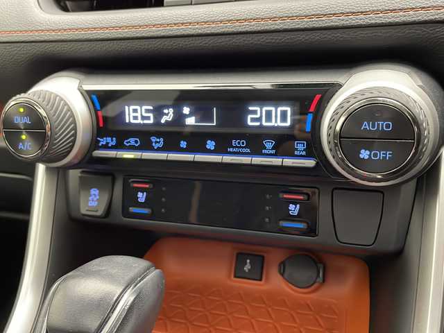 トヨタ ＲＡＶ４ アドベンチャー 宮崎県 2020(令2)年 6.5万km アティチュードブラックマイカ 禁煙車/トヨタセーフティセンス/純正9型ディスプレイオーディオナビTV/（T-CONNECT/AppleCarPlay/Bluetooth/FMAM/フルセグTV)/純正オートアラーム/純正ビルトインETC/純正LEDオートライト/純正LEDフォグ/純正19インチアルミ/純正フロアマット/社外前後ドライブレコーダー/サンルーフ/レザーシート/プリクラッシュセーフティ/アダプティブクルーズコントロール/オートマチックハイビーム/レーンディパーチャーアラート/ダウンヒルアシストコントロール/クリアランスソナー/ブラインドスポットモニター/パノラミックビューモニター/電子パーキング/オートホールド/運転席パワーシート/前席エアシート/シートヒーター/ステアリングヒーター/デュアルオートエアコン/オート電動格納ミラー/本革巻ハンドル/スマートキー/プッシュエンジンスタート/スペアキー/新車時保証書/取扱い説明書