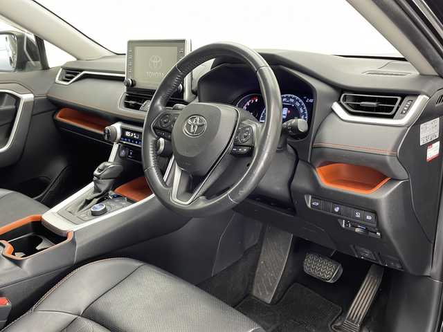 トヨタ ＲＡＶ４ アドベンチャー 宮崎県 2020(令2)年 6.5万km アティチュードブラックマイカ 禁煙車/トヨタセーフティセンス/純正9型ディスプレイオーディオナビTV/（T-CONNECT/AppleCarPlay/Bluetooth/FMAM/フルセグTV)/純正オートアラーム/純正ビルトインETC/純正LEDオートライト/純正LEDフォグ/純正19インチアルミ/純正フロアマット/社外前後ドライブレコーダー/サンルーフ/レザーシート/プリクラッシュセーフティ/アダプティブクルーズコントロール/オートマチックハイビーム/レーンディパーチャーアラート/ダウンヒルアシストコントロール/クリアランスソナー/ブラインドスポットモニター/パノラミックビューモニター/電子パーキング/オートホールド/運転席パワーシート/前席エアシート/シートヒーター/ステアリングヒーター/デュアルオートエアコン/オート電動格納ミラー/本革巻ハンドル/スマートキー/プッシュエンジンスタート/スペアキー/新車時保証書/取扱い説明書
