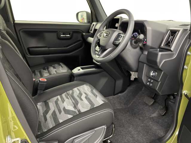 ダイハツ タフト G ダーククロムベンチャー 埼玉県 2025(令7)年 0.1千km フォレストカーキメタリック 届出済未使用車/ガラスルーフ/ルーフレール/スマートアシスト/・アダブティブクルーズコントロール/・衝突回避支援ブレーキ/・衝突警報機能/・ブレーキ制御付誤発進抑制機能/・車線逸脱抑制機能/・車線逸脱警報機能/・先行車発進お知らせ機能/・アダブティブドライビングビーム/・ふらつき警報/・標識認識機能/・路側逸脱警報機能/サイドビューランプ/コーナーセンサー/オートハイビーム/エコアイドル/前席シートヒーター/革巻きステアリング/ステアリングスイッチ/USB電源ソケット【グローボックス/センターコンソール】/カラーインフォメーションディスプレイ/電動パーキングブレーキ/プッシュスタート/スマートキー/LEDヘッドランプ/LEDフロントフォグランプ/オートライト/純正15インチアルミホイール/純正サイドプロテクター