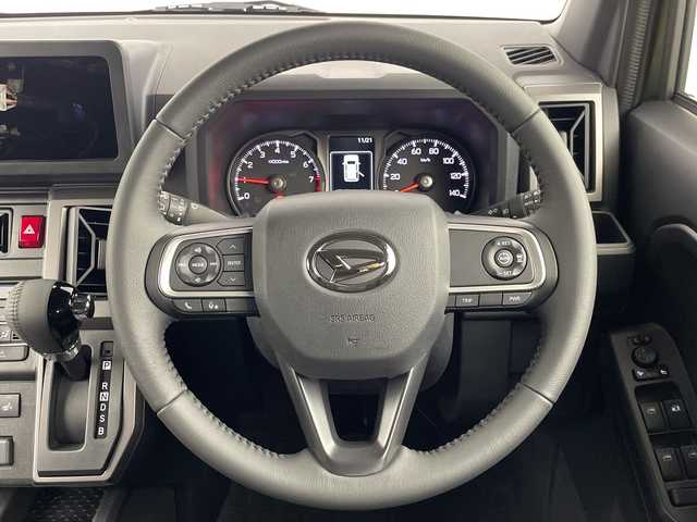 ダイハツ タフト G ダーククロムベンチャー 埼玉県 2025(令7)年 0.1千km フォレストカーキメタリック 届出済未使用車/ガラスルーフ/ルーフレール/スマートアシスト/・アダブティブクルーズコントロール/・衝突回避支援ブレーキ/・衝突警報機能/・ブレーキ制御付誤発進抑制機能/・車線逸脱抑制機能/・車線逸脱警報機能/・先行車発進お知らせ機能/・アダブティブドライビングビーム/・ふらつき警報/・標識認識機能/・路側逸脱警報機能/サイドビューランプ/コーナーセンサー/オートハイビーム/エコアイドル/前席シートヒーター/革巻きステアリング/ステアリングスイッチ/USB電源ソケット【グローボックス/センターコンソール】/カラーインフォメーションディスプレイ/電動パーキングブレーキ/プッシュスタート/スマートキー/LEDヘッドランプ/LEDフロントフォグランプ/オートライト/純正15インチアルミホイール/純正サイドプロテクター