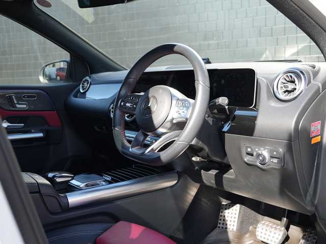 メルセデス・ベンツ Ｂ１８０ AMGライン 静岡県 2019(令1)年 4.5万km ポーラホワイト レザーEXC 赤黒レザーシート /パノラマサンルーフ/アドバンスドパッケージ/MBUXナビフルセグTV Bluetooth/全方位カメラ/ヘッドアップディスプレイ/アンビエントライト/パワーバックドア /前席メモリーパワーシート/シートヒーター/社外１８インチブラックアルミホイール/ブラックドアミラーカバー/DSRCETC