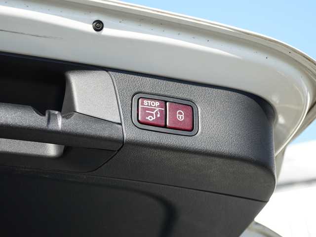 メルセデス・ベンツ Ｂ１８０ AMGライン 静岡県 2019(令1)年 4.5万km ポーラホワイト レザーEXC 赤黒レザーシート /パノラマサンルーフ/アドバンスドパッケージ/MBUXナビフルセグTV Bluetooth/全方位カメラ/ヘッドアップディスプレイ/アンビエントライト/パワーバックドア /前席メモリーパワーシート/シートヒーター/社外１８インチブラックアルミホイール/ブラックドアミラーカバー/DSRCETC