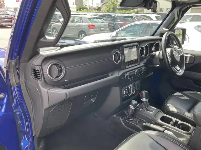 クライスラー・ジープ ジープ ラングラー アンリミテッド サハラ 熊本県 2020(令2)年 5.7万km 青 ・スマートキー/・プッシュスタート/・自動緊急ブレーキ/・前後パークセンス/・ブラインドスポットモニター/・ヒルスタートアシスト/・クルーズコントロール(追従式)/・黒革シート/・前席シートヒーター /・純正メモリナビ/　【BT・USB・AUX・AppleCarPlay・AndroidAuto】/・ALPINEサウンドシステム/・フルセグTV/・バックカメラ/・フロントカメラ/・ETC2.0/・LEDヘッドランプ/・LEDフォグランプ