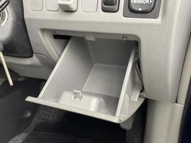 トヨタ ノア X Vセレクション 大阪府 2003(平15)年 13.8万km ダークブルーマイカ ＥＴＣ　/スペアタイア　/スペアキー　/バックカメラ　/Ｗエアバック　/ディスチャージヘッドライト　/純正フロアマット　/純正ナビ（ＮＤＣＴ－Ｗ５３）/オートエアコン