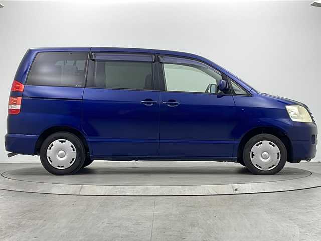 トヨタ ノア X Vセレクション 大阪府 2003(平15)年 13.8万km ダークブルーマイカ ＥＴＣ　/スペアタイア　/スペアキー　/バックカメラ　/Ｗエアバック　/ディスチャージヘッドライト　/純正フロアマット　/純正ナビ（ＮＤＣＴ－Ｗ５３）/オートエアコン