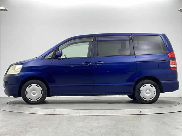 トヨタ ノア X Vセレクション 大阪府 2003(平15)年 13.8万km ダークブルーマイカ ＥＴＣ　/スペアタイア　/スペアキー　/バックカメラ　/Ｗエアバック　/ディスチャージヘッドライト　/純正フロアマット　/純正ナビ（ＮＤＣＴ－Ｗ５３）/オートエアコン