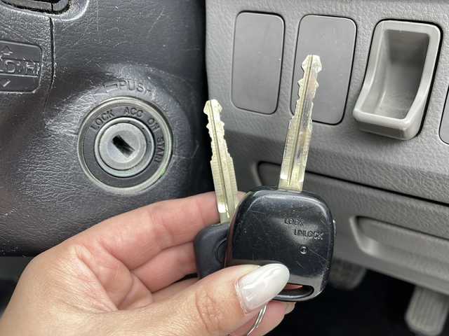 トヨタ ノア X Vセレクション 大阪府 2003(平15)年 13.8万km ダークブルーマイカ ＥＴＣ　/スペアタイア　/スペアキー　/バックカメラ　/Ｗエアバック　/ディスチャージヘッドライト　/純正フロアマット　/純正ナビ（ＮＤＣＴ－Ｗ５３）/オートエアコン