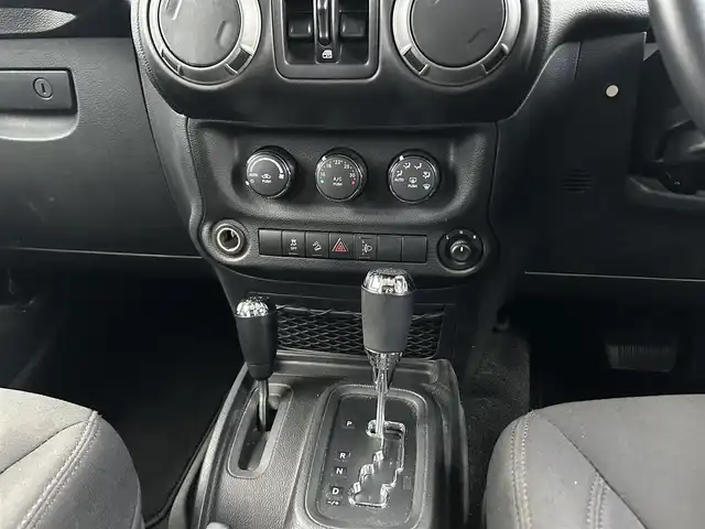 クライスラー・ジープ ジープ ラングラー アンリミテッド スポーツ 茨城県 2017(平29)年 3.3万km 黒 後期型 /ワンオーナー /ナビ /12セグ /BT /B/Sカメラ /ナンバ-移設 /純正18インチAW /DVD/CD /ETC /クルーズコントロール /ヒルディセントコントロール /オートエアコン /フロアマット /ドアバイザー /禁煙車