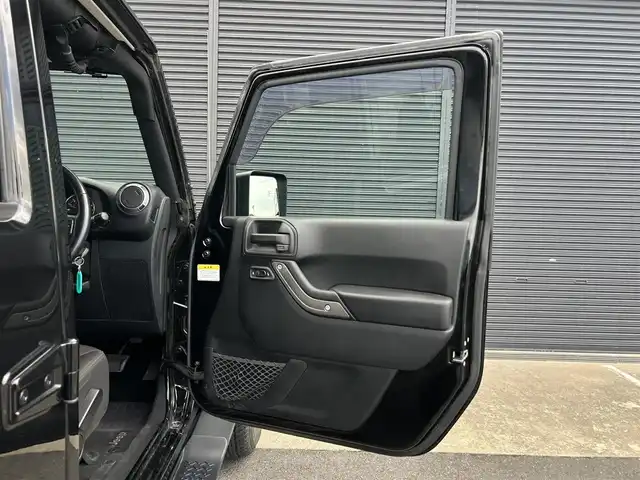 クライスラー・ジープ ジープ ラングラー アンリミテッド スポーツ 茨城県 2017(平29)年 3.3万km 黒 後期型 /ワンオーナー /ナビ /12セグ /BT /B/Sカメラ /ナンバ-移設 /純正18インチAW /DVD/CD /ETC /クルーズコントロール /ヒルディセントコントロール /オートエアコン /フロアマット /ドアバイザー /禁煙車