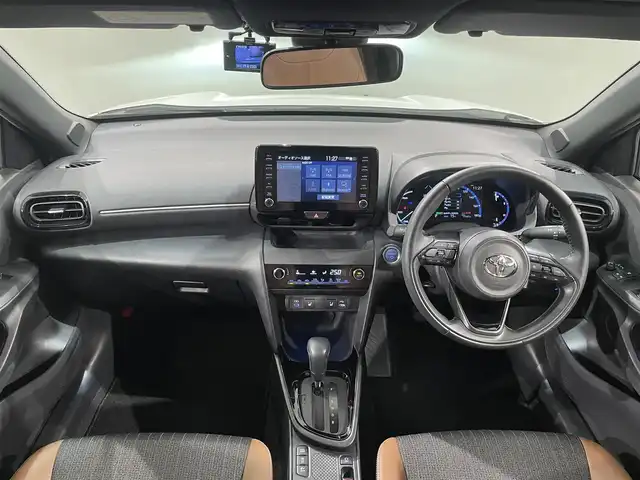トヨタ ヤリスクロス ハイブリッド Z アドベンチャー 愛知県 2023(令5)年 1.8万km プラチナホワイトパールマイカ 純正９インチディスプレイナビ　/(AM/FM/Bluetooth/USB/Miracast/AppleCarPlay/AndroidAuto/フルセグTV）/パノラミックビューモニター　/ブラインドスポットモニター＋パーキングサポートブレーキ/トヨタセーフティセンス　/　　-プリクラッシュセーフティ/　　-レーントレーニングアシスト/　　-レーダークルーズコントロール/　　-オートマチックハイビーム/　　-ロードサインアシスト/シートヒーター　/ビルトインＥＴＣ　/スペアタイヤ　/前後ドライブレコーダー　/ステアリングヒーター　/ＬＥＤヘッドライト　/パワーシート　/クリアランスソナー/純正フロアマット/純正18インチAW